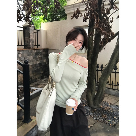 Even Yiwen color matching memory Korean style high-tech contrasting color stitching temperament slanted shoulder thin long-sleeved knitted sweater