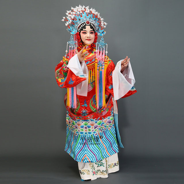 Noble Concubine Mu Guiying in Henan Opera is in command with phoenix crown, Xiapei and python robe