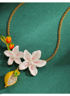 珐琅彩釉粉白花朵小柠檬锁骨链