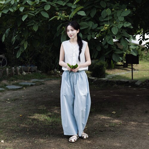 雨文她城｜匹马棉简约白色无袖马甲女夏季百搭风琴褶温柔清新背心 - 图3