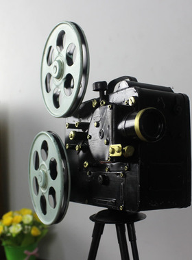 复古怀旧风三脚架电影院放映机