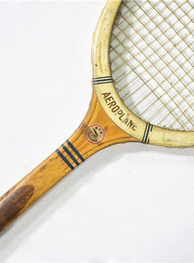 网球拍羽毛球拍老式木质装饰摄影