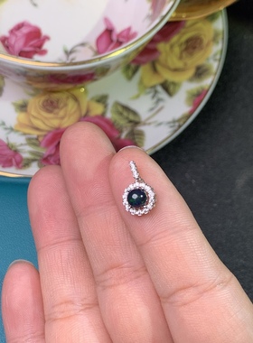 小巧精致天然黑欧泊吊坠925银镀白金黑欧珀吊坠5*5M M