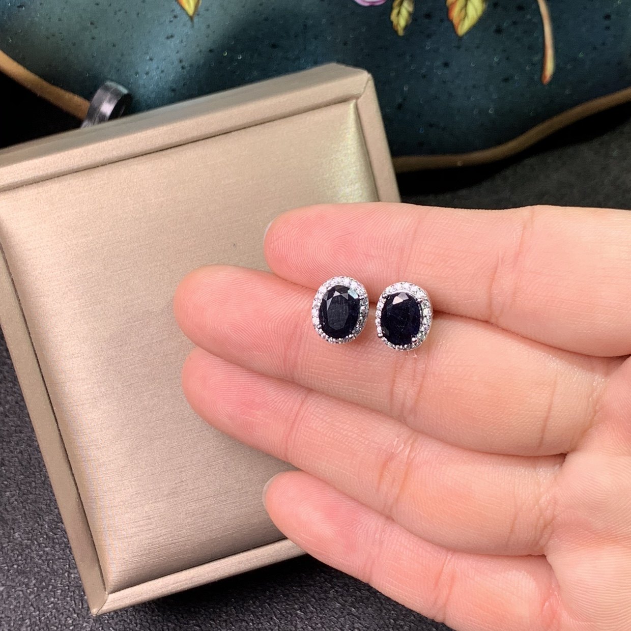 特惠新款天然蓝宝石耳钉925银镀白金精工镶嵌简约6*8Mm克拉耳钉,淘宝优惠券,粉丝福利购,淘宝优惠卷