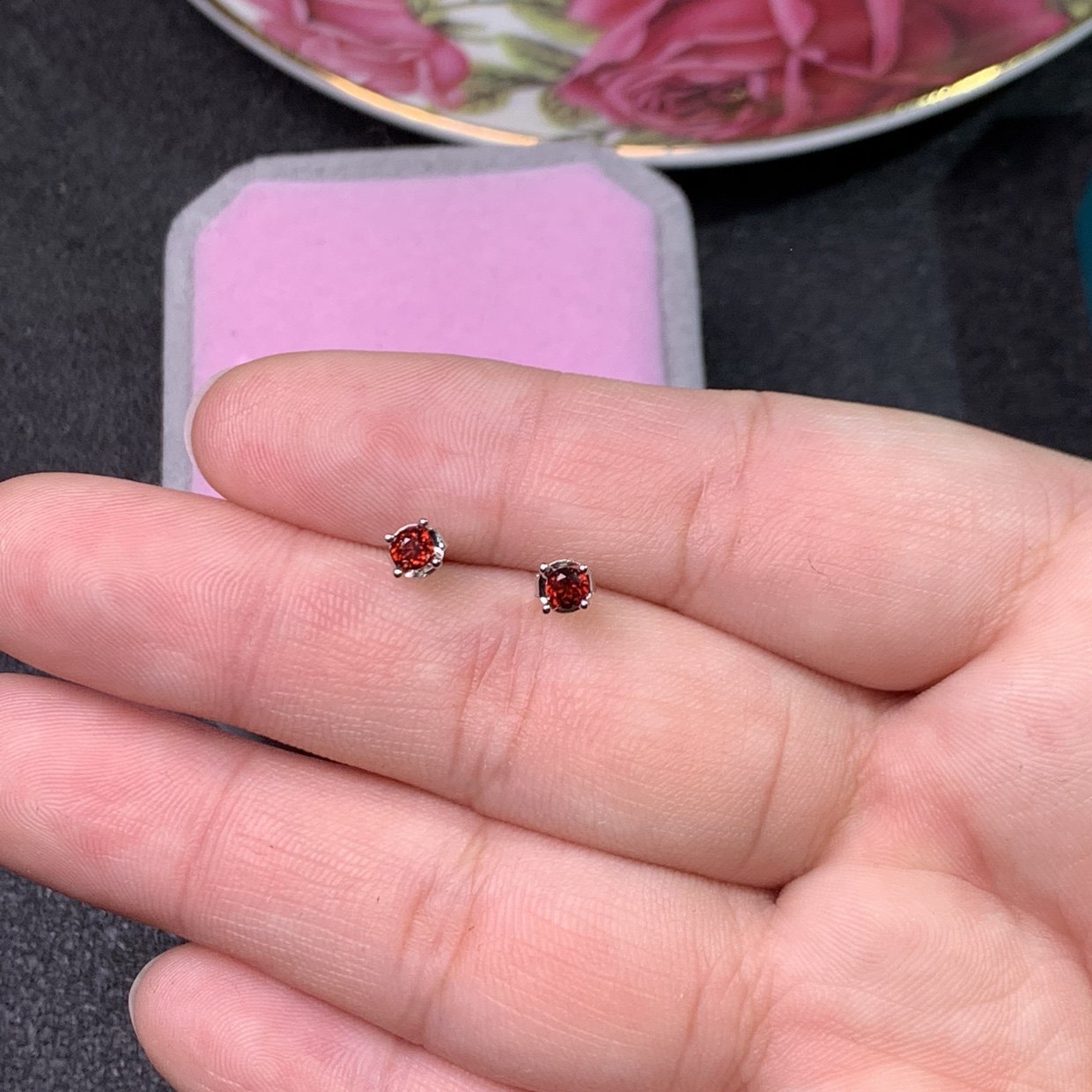 特惠百搭迷你小红色宝石耳钉925银镀金天然石榴石耳钉3*3Mm防过敏,淘宝优惠券,粉丝福利购,淘宝优惠卷