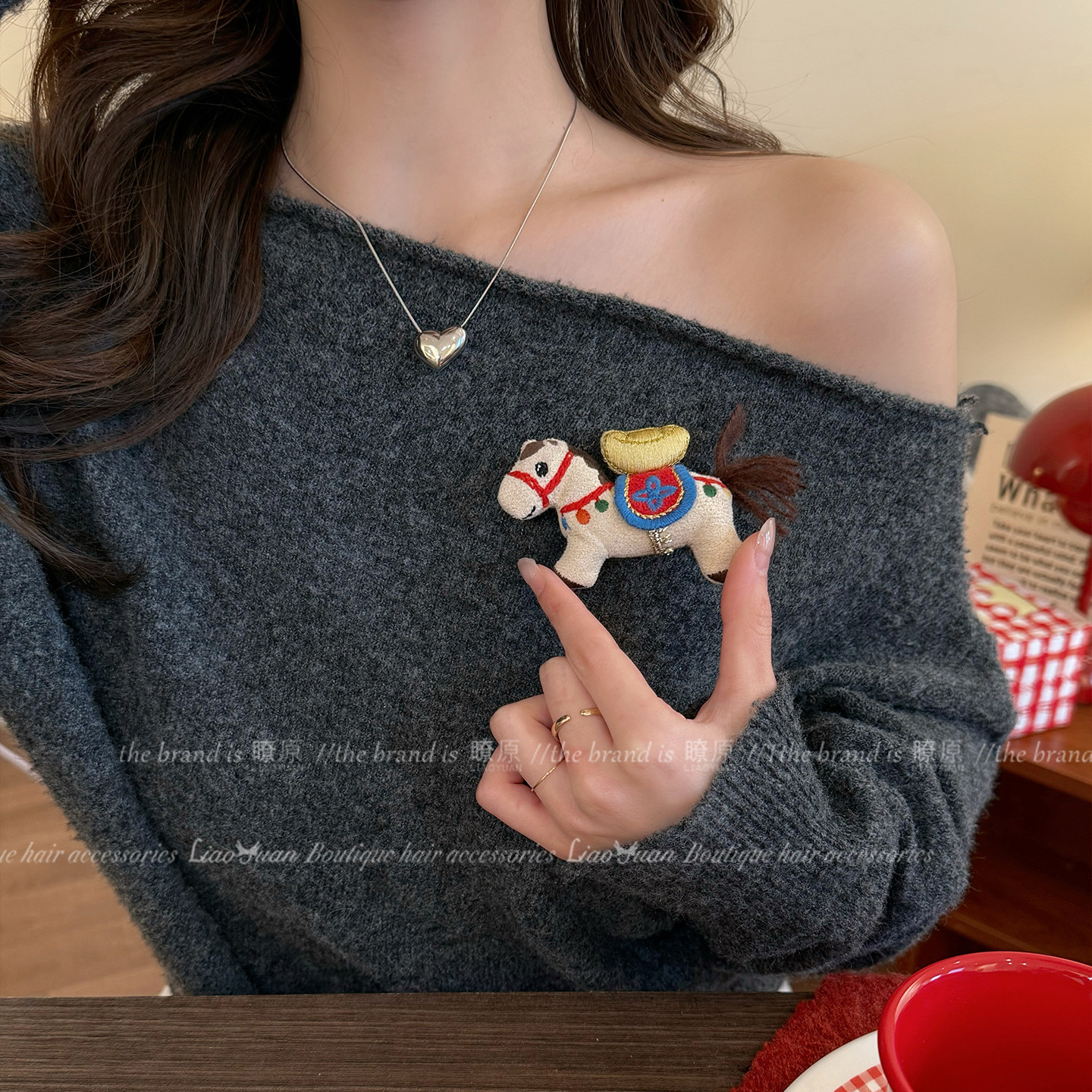 可爱布艺小马胸针2026年新款女配帽子围巾装饰别针新年设计感胸花,淘宝优惠券,粉丝福利购,淘宝优惠卷