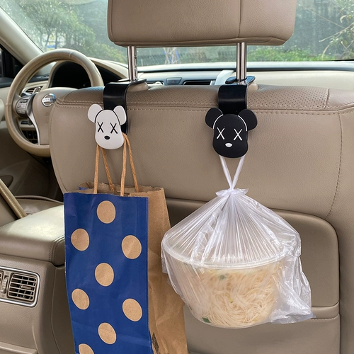 Сильный медведь в первом ряду автомобиль.