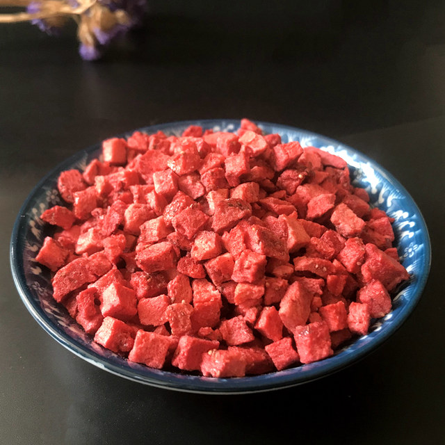 Strawberry diced freeze-dried strawberry diced dry powder baked cake biscuits snow topping crushed milk tea ice cream soufflé decoration