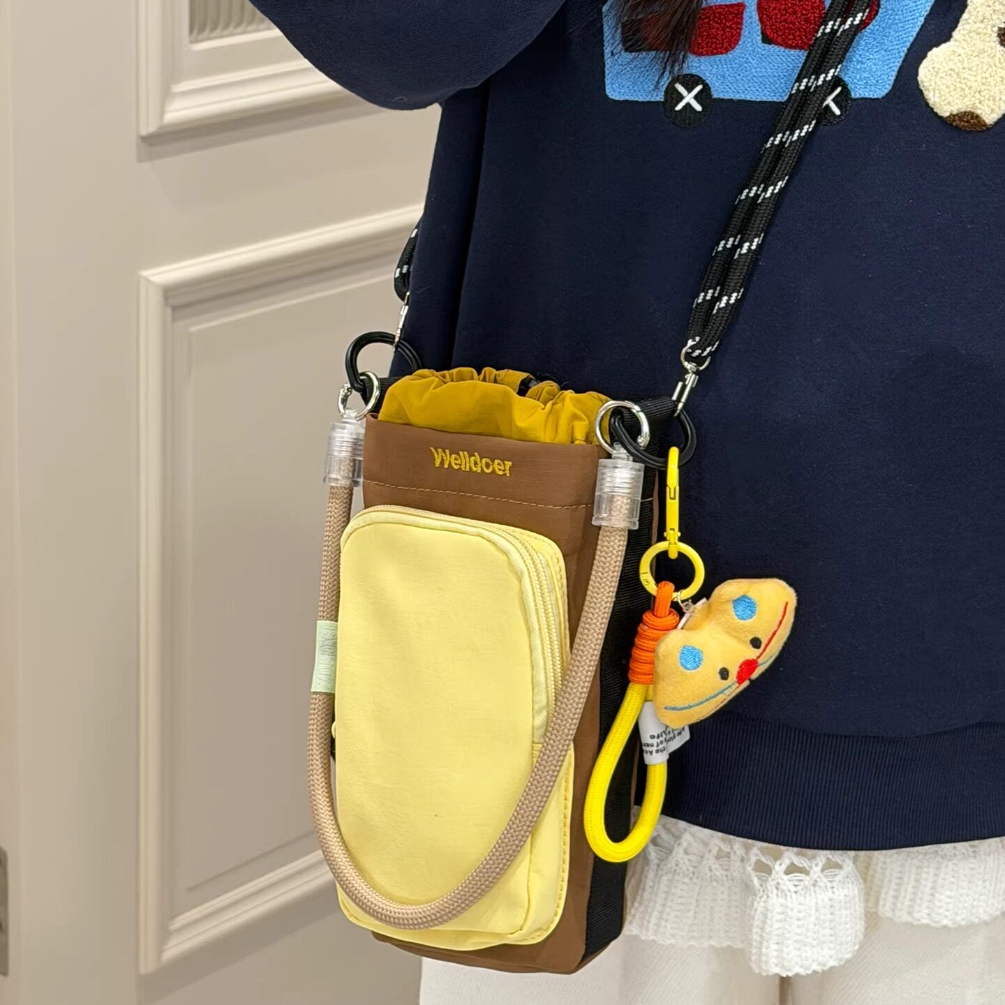 Outdoor travel messenger bag, water bottle bag, mobile phone bag, men's portable small bag, female student's lightweight sports cup bag, trendy