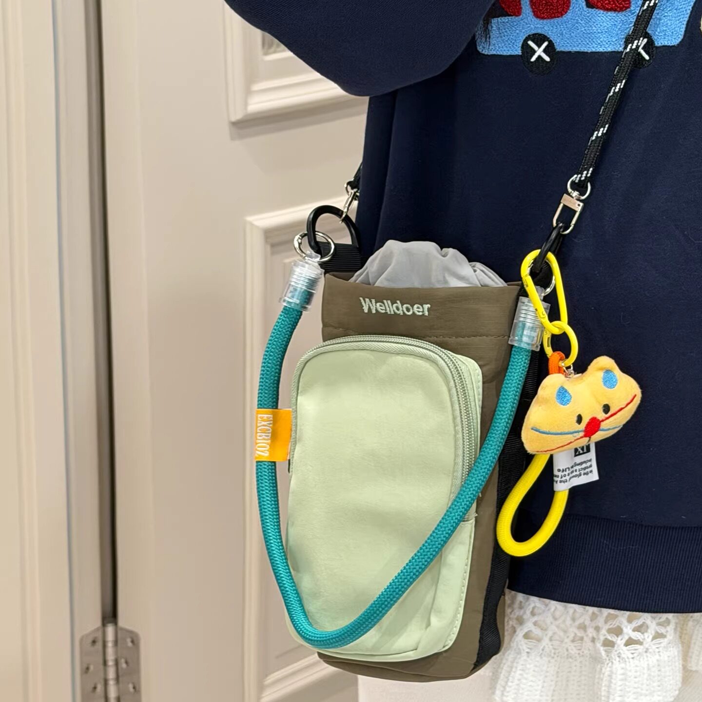 Outdoor travel messenger bag, water bottle bag, mobile phone bag, men's portable small bag, female student's lightweight sports cup bag, trendy