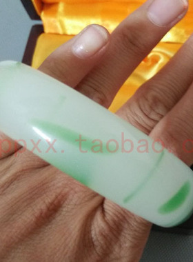 礼品翡翠飘绿花玉手镯