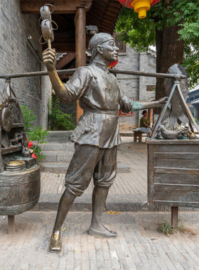 玻璃钢仿铜传统民俗人物铸铜古代刮痧人物雕像摆放户外公园步行街