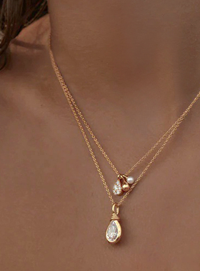 时髦镶钻水滴金色项链