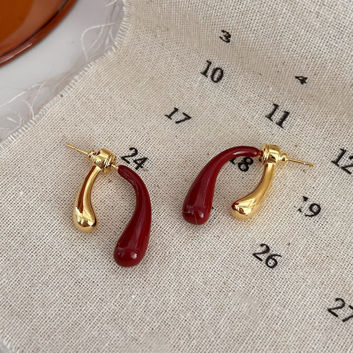 一款两戴酒红色水滴耳钉轻奢高级感气质喜庆2025本命年耳饰新中式,淘宝优惠券,粉丝福利购,淘宝优惠卷
