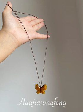 新中式琥珀焦糖色蝴蝶吊坠项链女