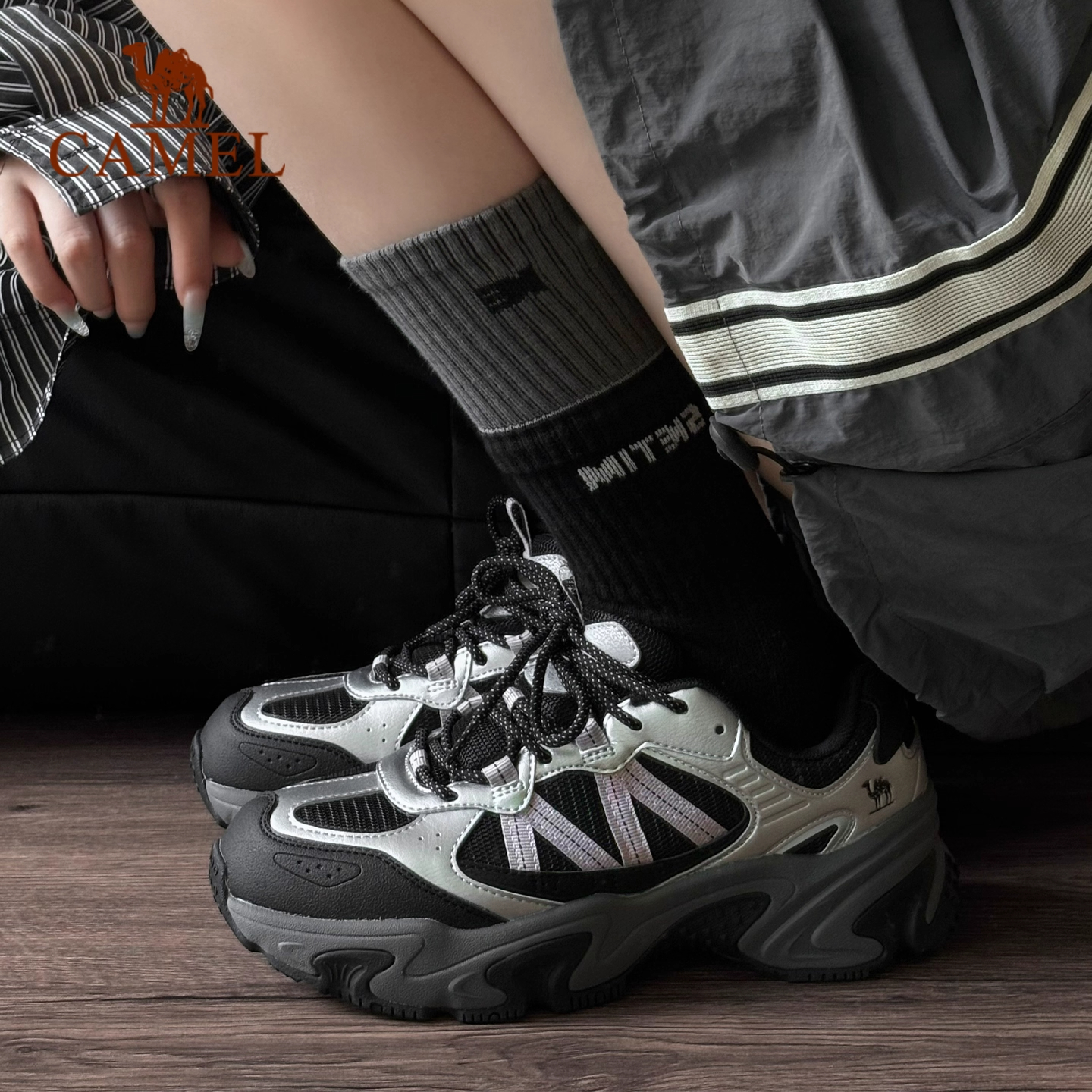 骆驼休闲鞋女2025新款黑银运动鞋网面透气百搭厚底增高复古老爹鞋 - 图1