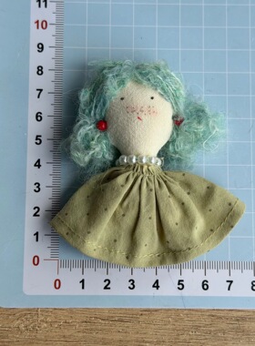 手工布艺娃娃胸针 复古手作卷发小女孩别针 衣服包包小众配饰