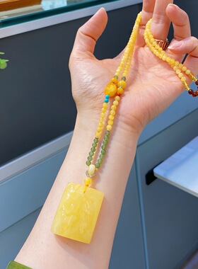 天然蜜蜡方牌吊坠毛衣链，形美质优，蜡实油润无杂