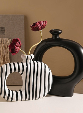 时尚轻奢黑白条纹异形花瓶摆件
