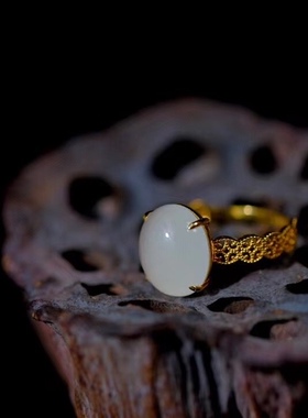 18k金镶嵌和田玉冰白戒指玉质冰润细腻起荧光水润冰透简单大方ins