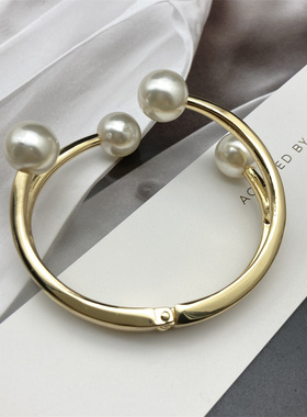 Bracelet金属电镀不对称微开口镶嵌珍珠时尚百搭手镯网红小众配饰