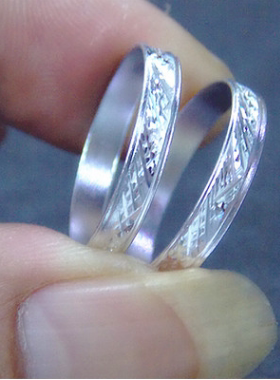 时尚风雕花电镀保色小礼品尾戒