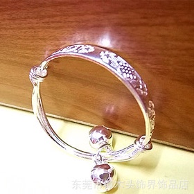 小孩电镀白金色铃铛聪明伶俐手镯