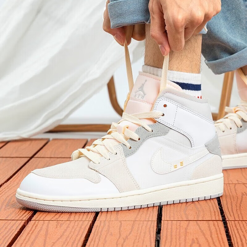 耐克（NIKE）女鞋新款AIR JORDAN 1 MID AJ1高帮运动休闲板鞋-图3