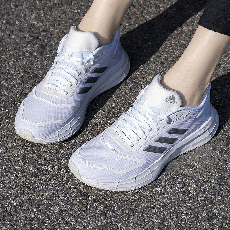 阿迪达斯跑步鞋女鞋2024夏季新款网面透气白色休闲运动鞋GX0713 - 图1