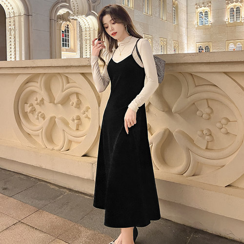 赫本风黑色丝绒吊带连衣裙女2026春季复古显瘦V领露背长裙小黑裙 - 图3