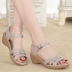 Giày sandal nữ nữ 2019 mới mùa hè bằng da với nêm nữ đế bệt đế bằng chống trượt cỡ lớn - Sandal