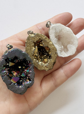 天然玛瑙水晶洞聚宝盆能量石吊坠