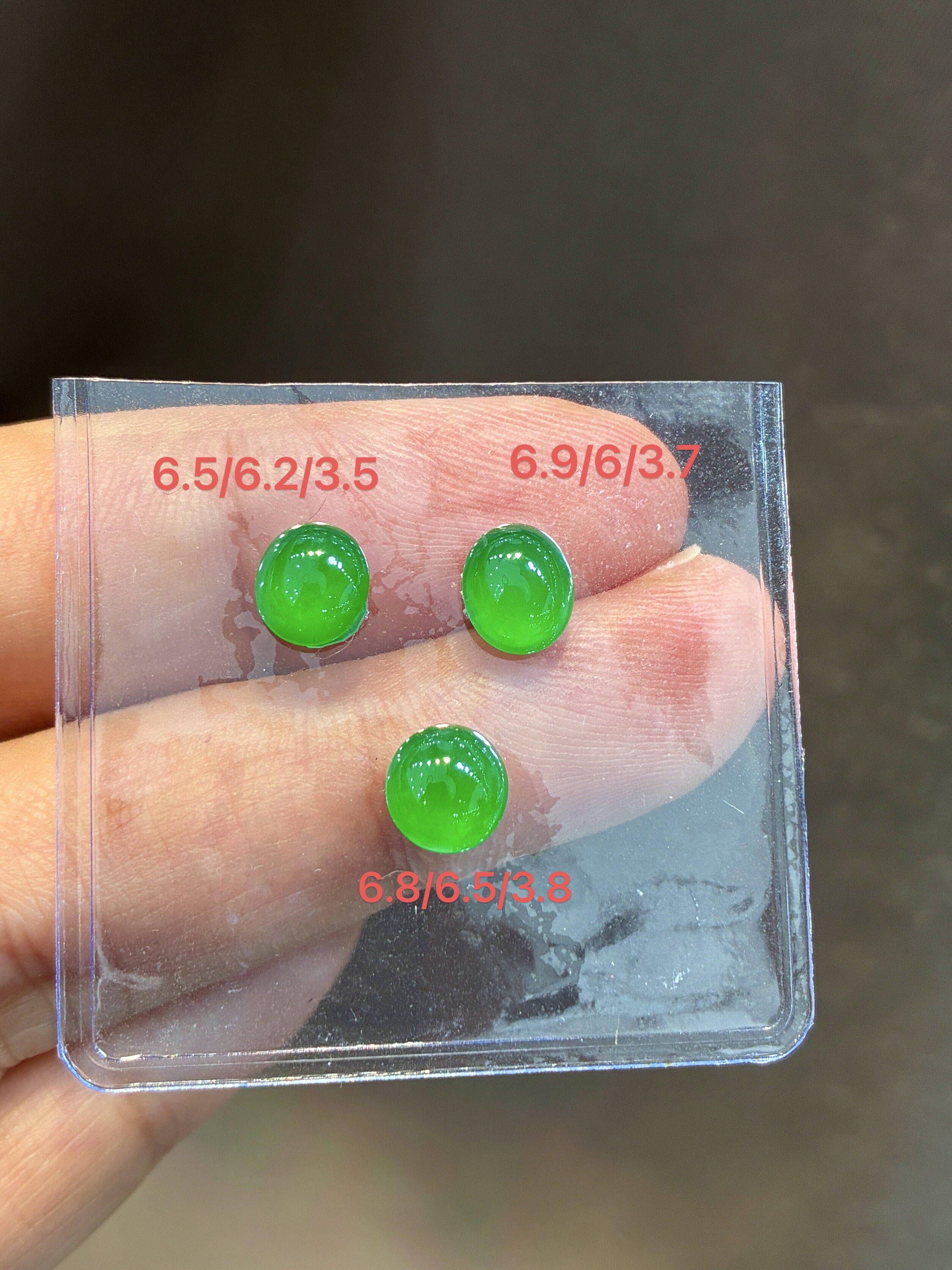 Burmese natural A-grade jadeite ice-grown green egg-faced imperial green jade earrings are designed to be set in a set
