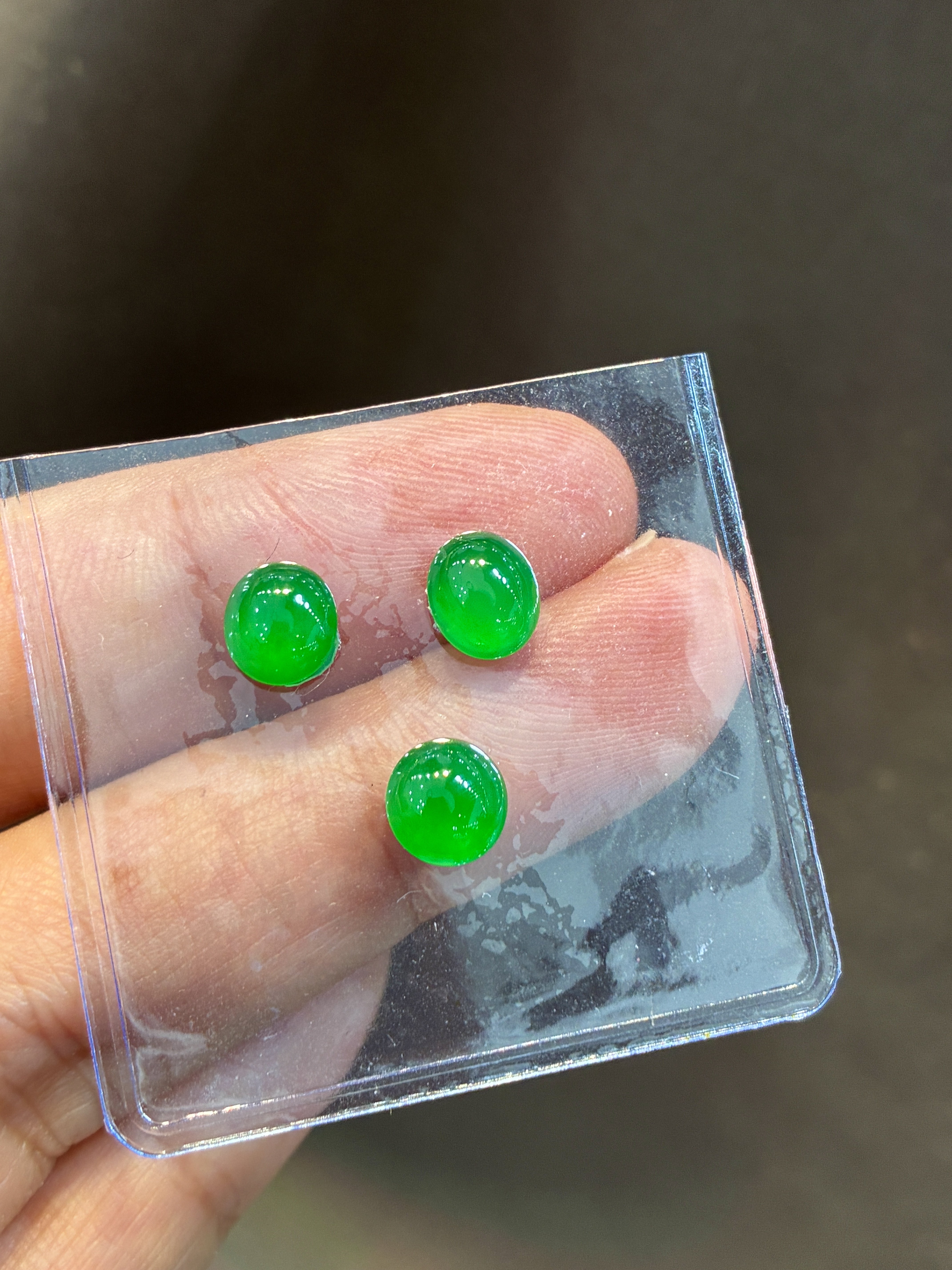 Burmese natural A-grade jadeite ice-grown green egg-faced imperial green jade earrings are designed to be set in a set