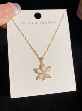 2025新款小众时尚甜美百搭贝壳珠枫叶吊坠项链女个性轻奢高级感锁