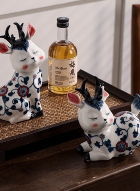 青花手绘裂纹釉陶瓷鹿摆件