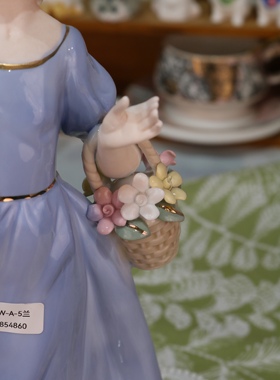 欧式陶瓷摆件西洋女孩喂鸽子少女外贸出口陶瓷可爱美女装饰摆件