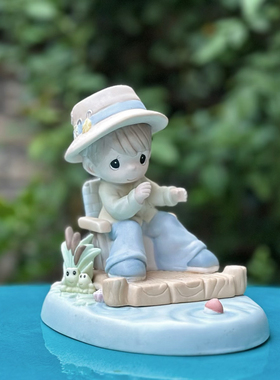 持续瓷生 少件陶瓷水滴娃娃草帽男孩坐椅子湖边摆件场景工艺品