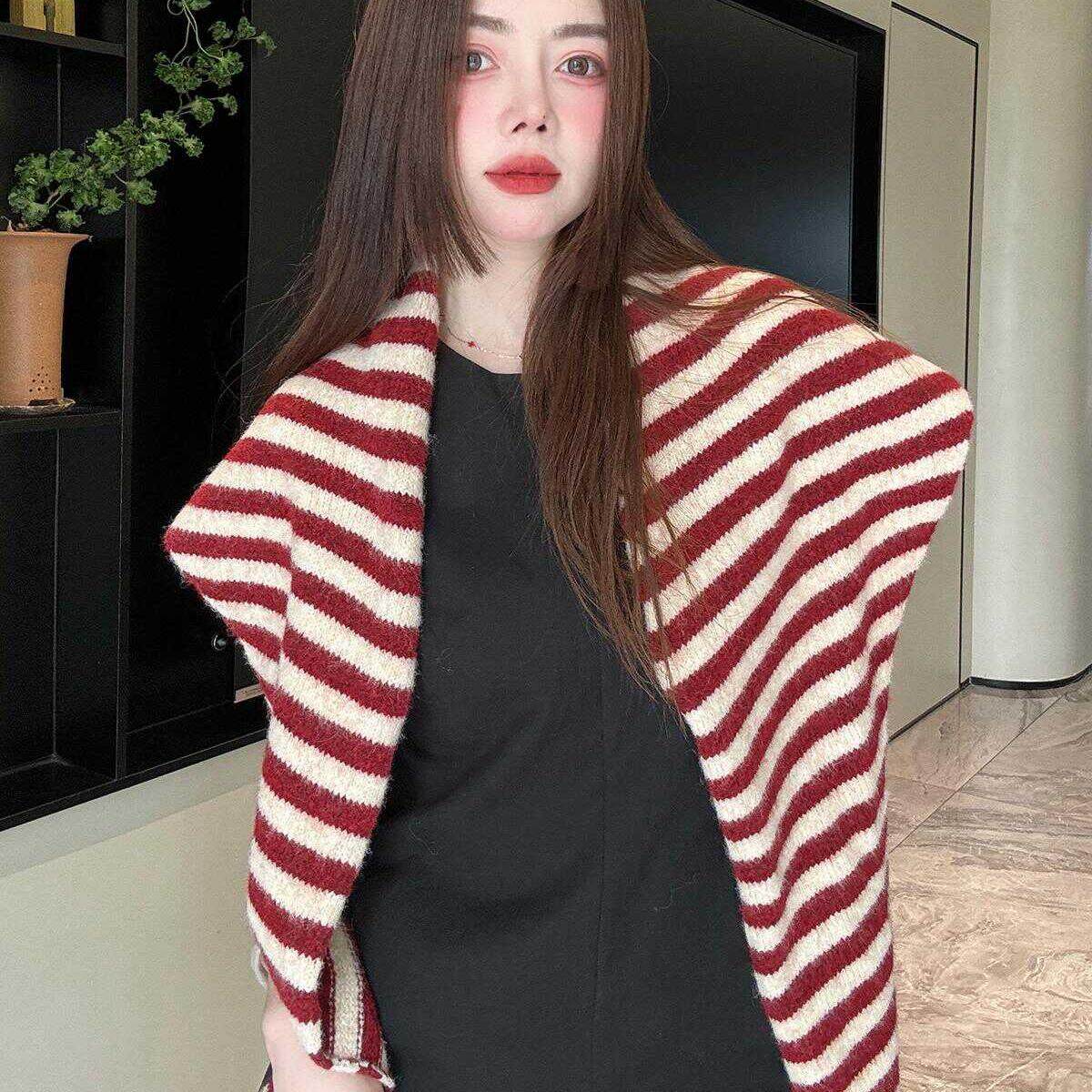 韩版时尚软糯绵羊毛洋气百搭三角披肩多种戴法护颈围巾减龄条纹女,淘宝优惠券,粉丝福利购,淘宝优惠卷