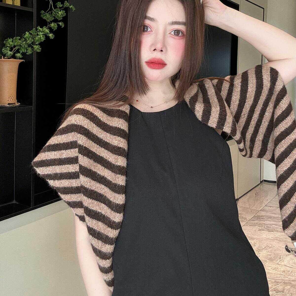 韩版时尚软糯绵羊毛洋气百搭三角披肩多种戴法护颈围巾减龄条纹女,淘宝优惠券,粉丝福利购,淘宝优惠卷