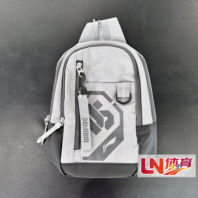 Li Ning Chest Bag 2025 ດູໃບໄມ້ລົ່ນຜະລິດຕະພັນໃຫມ່ Anti-Wu Series Unisex Reflective Water-Repellent Chest Bag ABDV207 ສໍາລັບຜູ້ຊາຍແລະແມ່ຍິງ