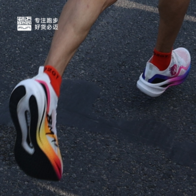 必迈BMAI惊碳FLY风火轮鸳鸯色专业马拉松竞速超轻透气碳板快跑鞋-图0
