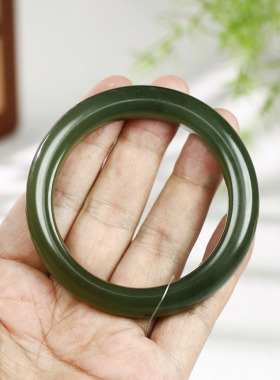古晨和田玉湖水绿圆条手镯