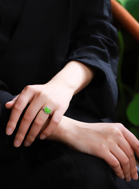 [古晨珠宝]俄罗斯和田玉苹果绿碧玉爱心戒指指环18K镶嵌2g 17mm
