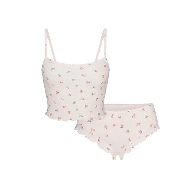 ໂຊຟາທ້າຍອາທິດ Kardashian Pure Desire Floral Suspender Shorts