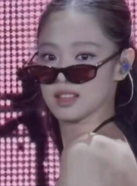 Jennie演唱会同款黑色猫眼墨镜女