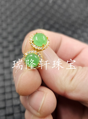翠绿色圆珠玉石耳钉白底青