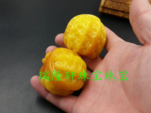 高档精美荧光浮盐水蜜蜡核桃手把件鸡油黄老蜜蜡核桃手玩件 - 图0