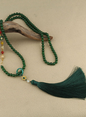 一款多戴祖母绿色串珠流苏斜挎链