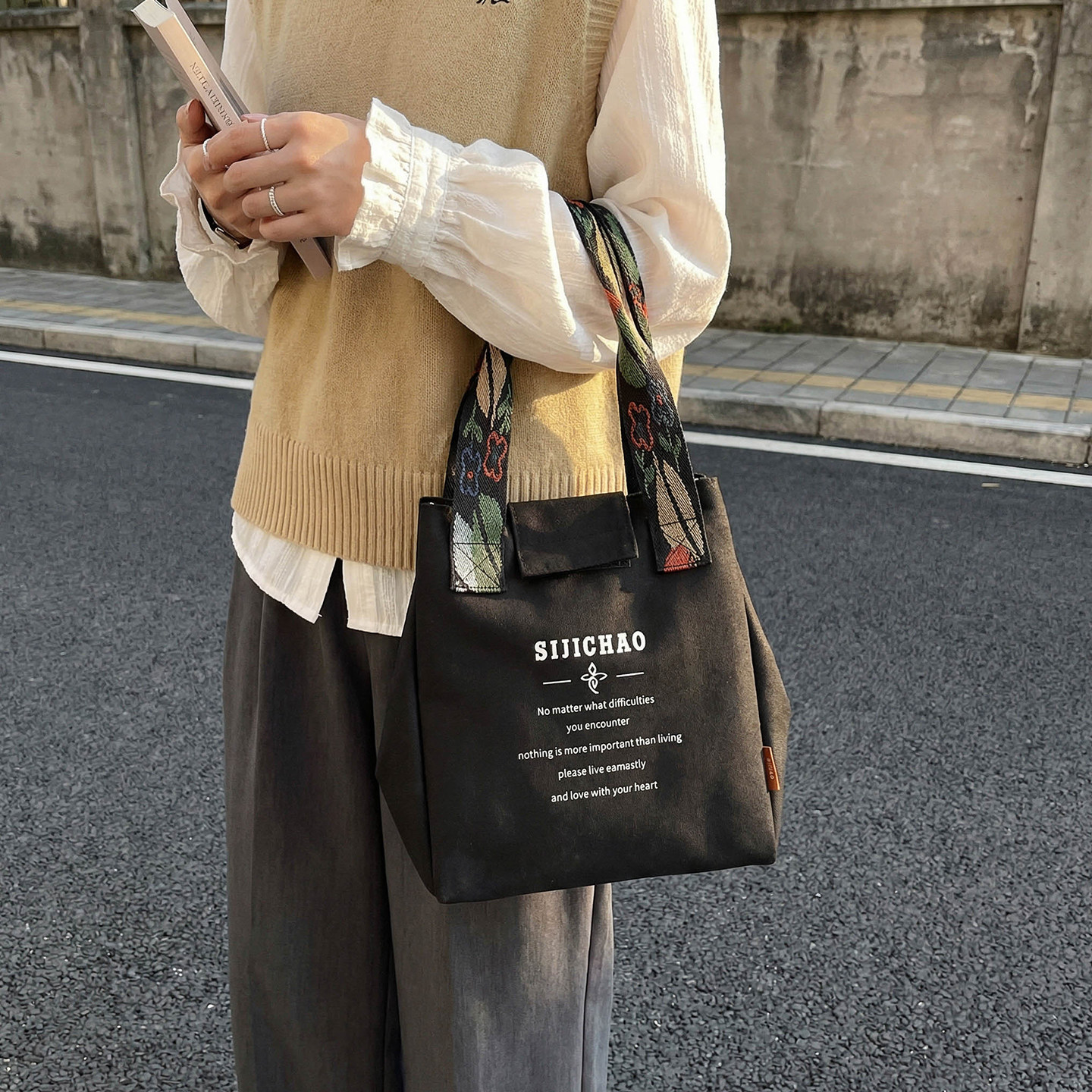 日韩休闲简约风帆布包女式2026新款手提包文艺印花字母学生上课包,淘宝优惠券,粉丝福利购,淘宝优惠卷